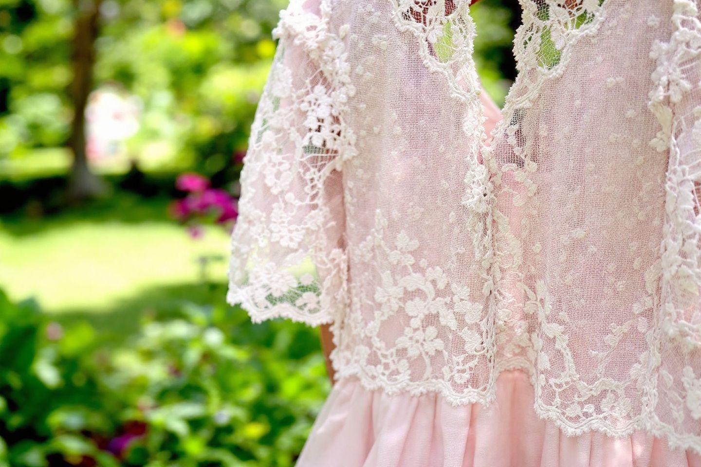 Quelle couleur associer avec une robe rose poudré ? - Son of Sneakers