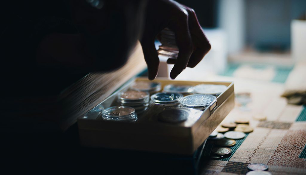 Comment s'appelle un collectionneur de pièces de monnaie ? Définition et origine du terme numismate