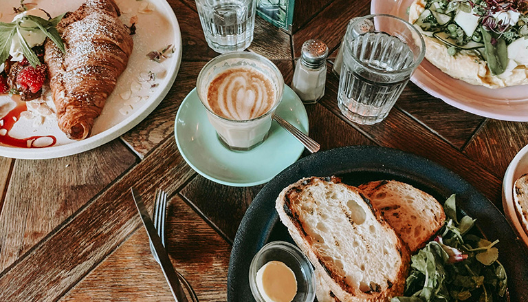 découvrez notre avis sur la luck, le spot incontournable pour un brunch gourmand. explorez le menu varié et retrouvez les meilleures adresses à lille, bruxelles et leurs environs.