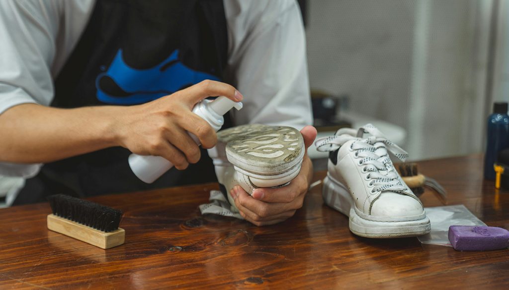 découvrez des méthodes naturelles et des astuces efficaces pour désinfecter vos chaussures, prévenir les mycoses et éliminer les mauvaises odeurs, afin de garder vos pieds sains et frais.