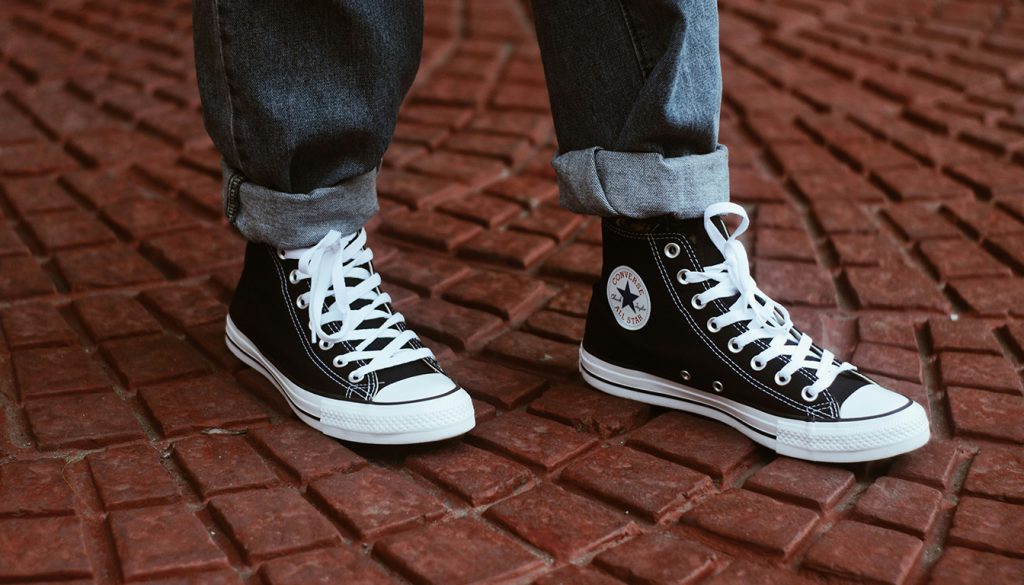 découvrez comment laver vos converse en machine efficacement, que ce soit en toile, en cuir ou de toutes les couleurs, grâce à nos astuces simples et pratiques pour préserver leur éclat et leur qualité.