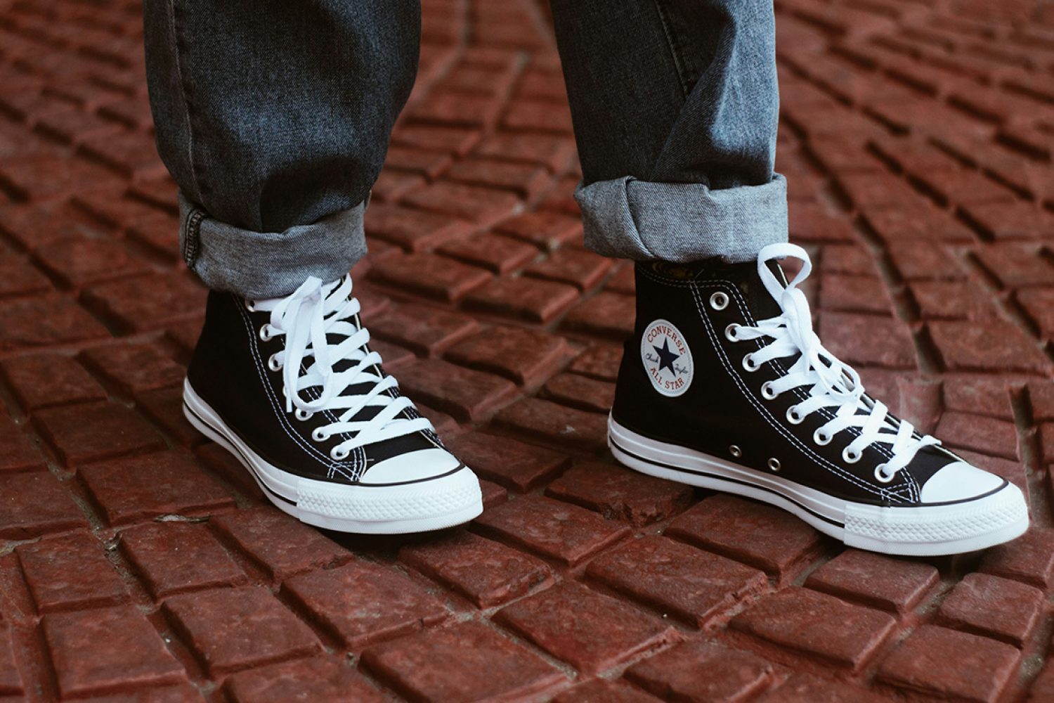 Laver des Converse en machine : astuces efficaces pour toile, cuir et toutes les couleurs