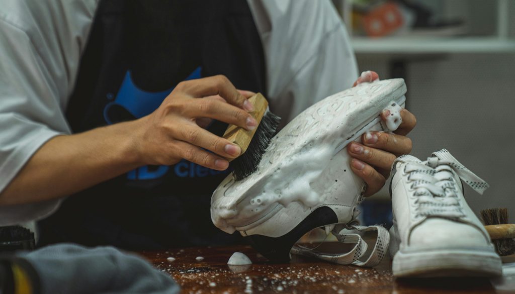 découvrez les risques sanitaires liés à la moisissure sur les chaussures et apprenez les méthodes efficaces pour les prévenir et protéger votre santé.