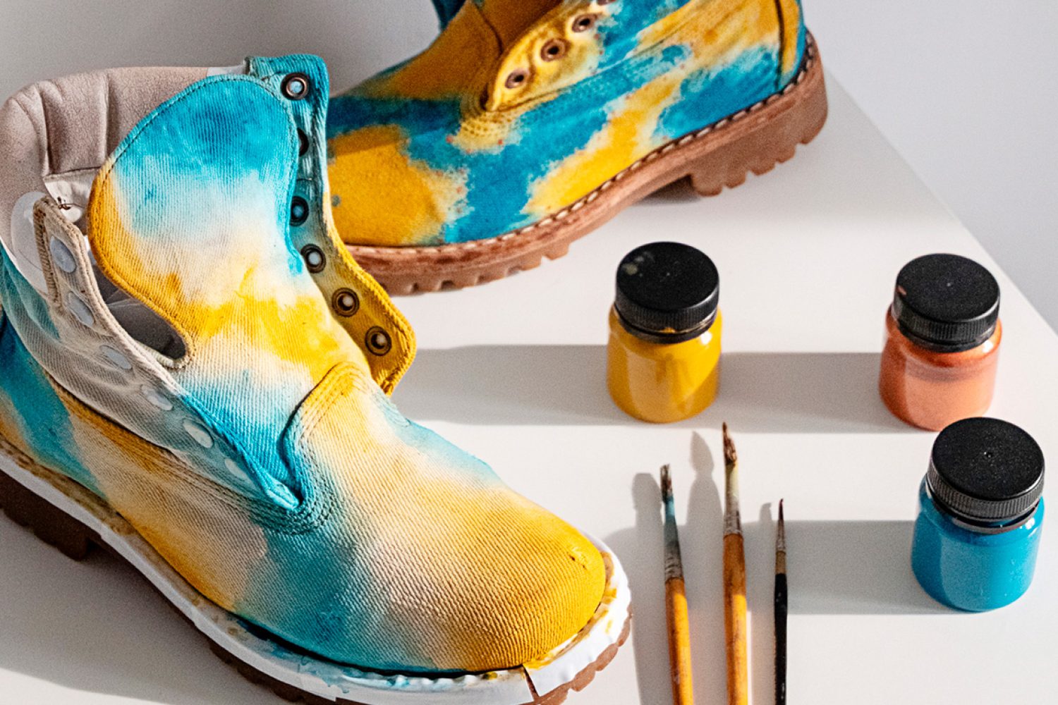 Peindre des chaussures : techniques, matériaux et astuces pour cuir, toile et daim