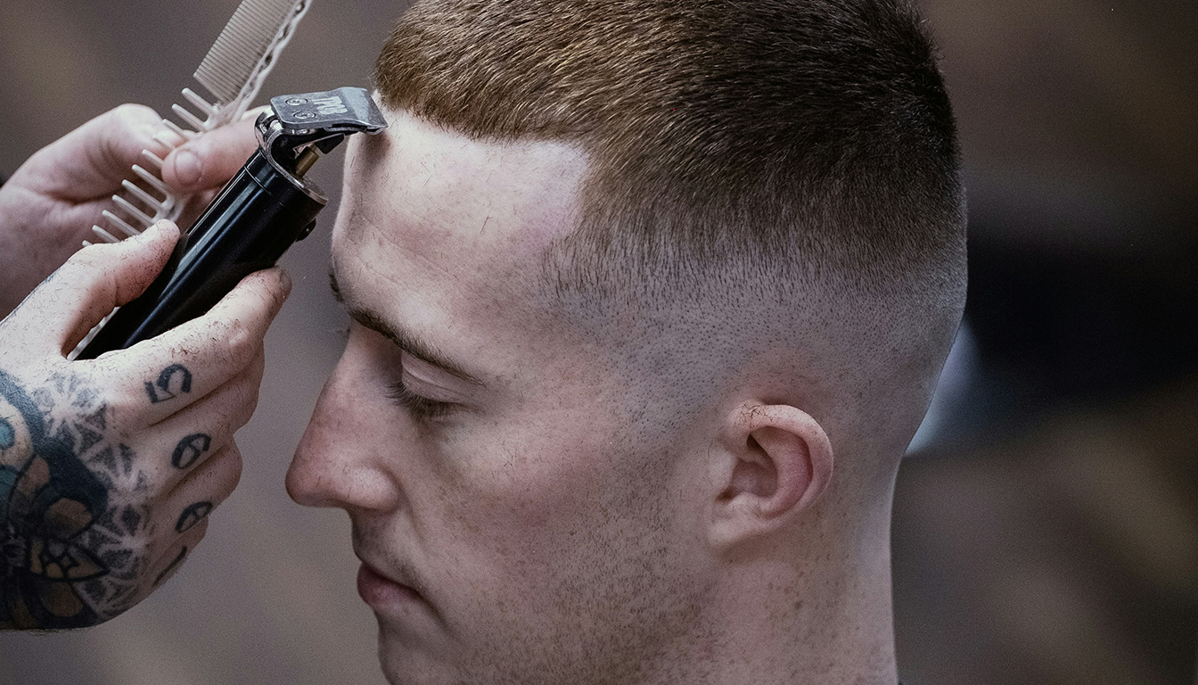découvrez les tendances coupe homme court avec des idées stylées et des dégradés modernes à adopter pour un look frais et élégant.