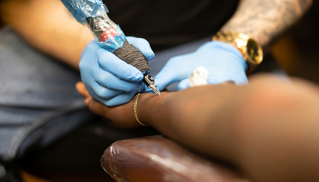 découvrez la signification du tatouage fleur de lys, ses symboliques profondes, ses variantes et des idées d'inspiration pour femmes et hommes.