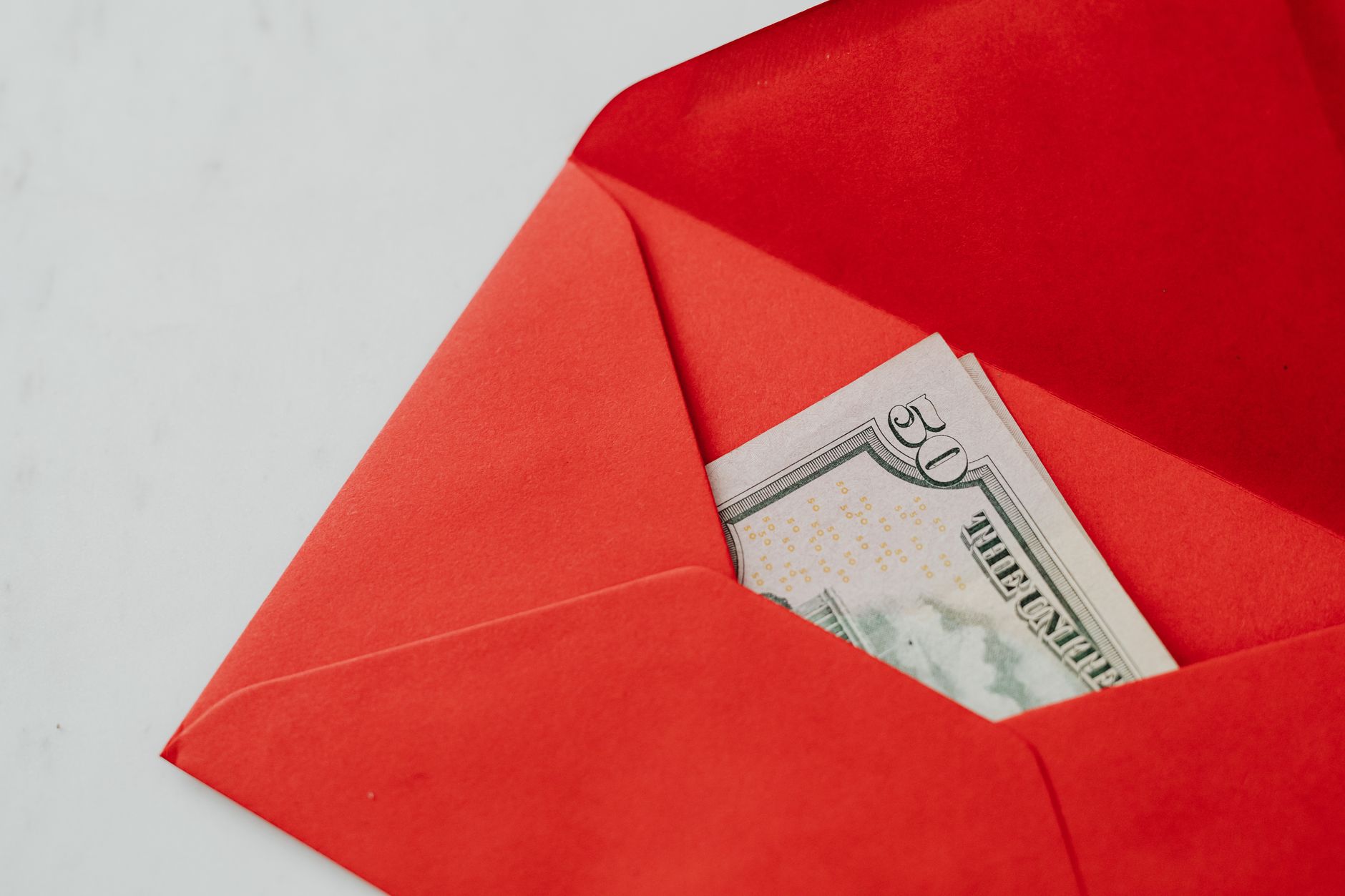 Combien donner à un mariage : comprendre la logique des montants avant de sortir le carnet de chèques — enveloppe de cadeau de mariage