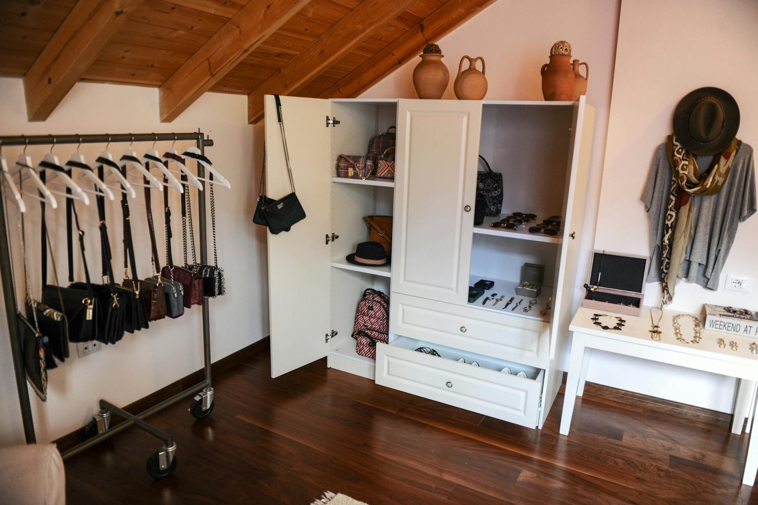 Comment ranger ses sacs à main : astuces pour organiser placard, armoire et dressing