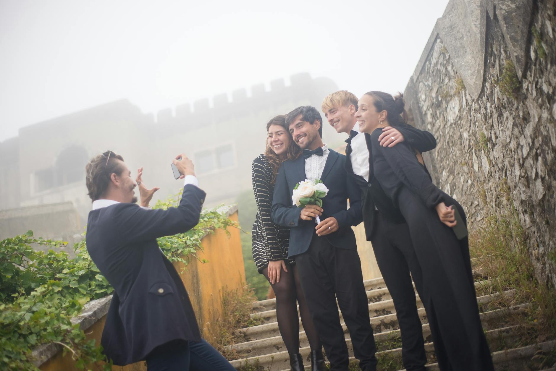 Défis photo mariage et photographe pro : un duo, pas un duel — défi photo mariage invités prenant des photos
