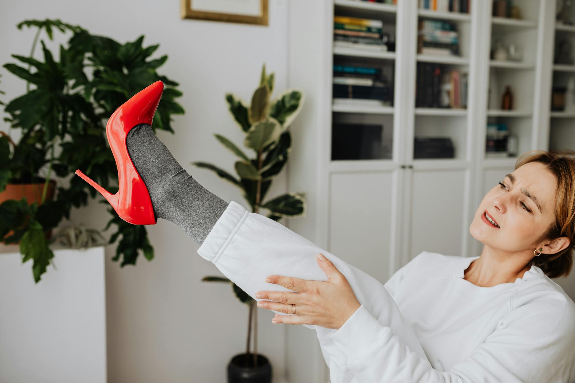 Je perds mes chaussures au niveau du talon : décrypter les vraies causes du glissement — femme essayant des chaussures ajustement
