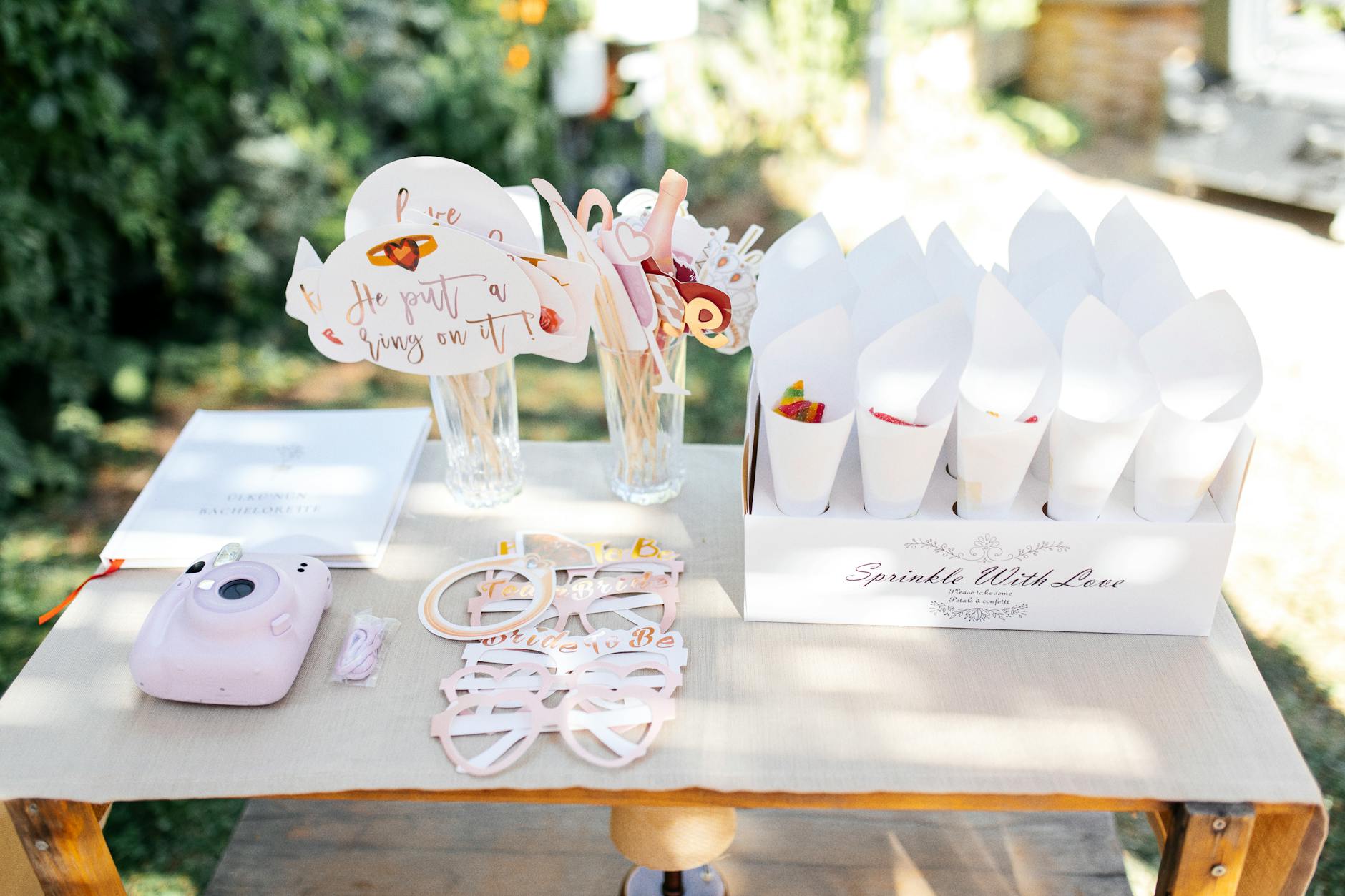 Location photobooth tarif : décrypter les grandes familles de prix et leurs logiques — installation photobooth mariage