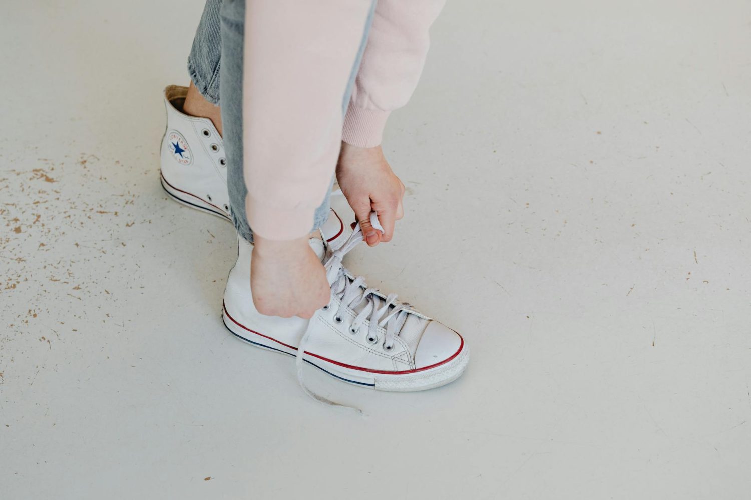 Nettoyage lacets blancs : astuces efficaces avec percarbonate, vinaigre et bicarbonate