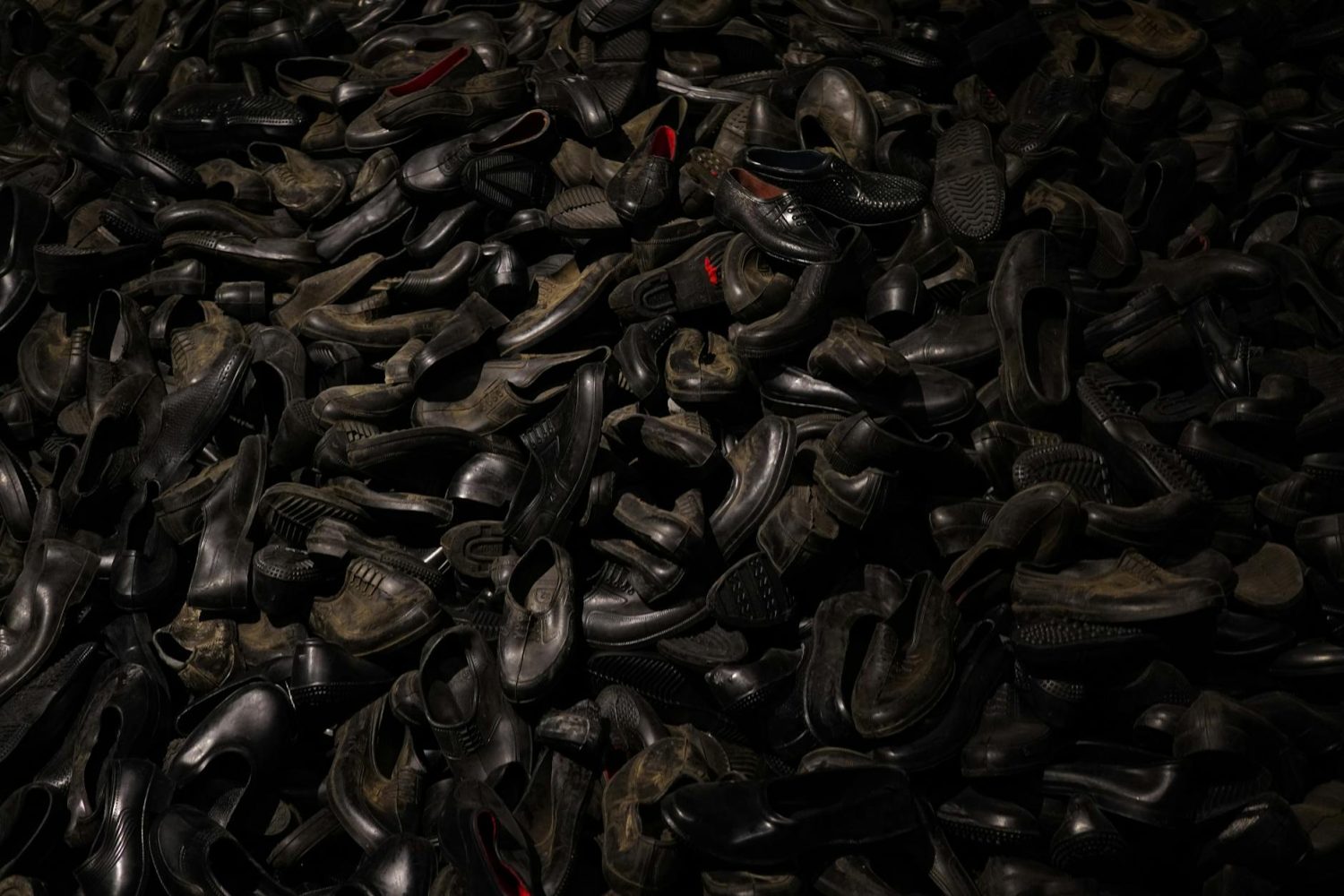 Où jeter des chaussures : solutions pour chaussures abîmées, usagées ou spécifiques