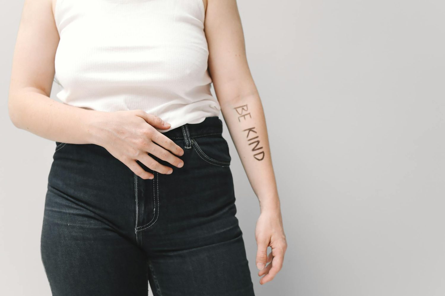 Phrase pour un tatouage : idées courtes, belles et inspirantes pour chaque occasion