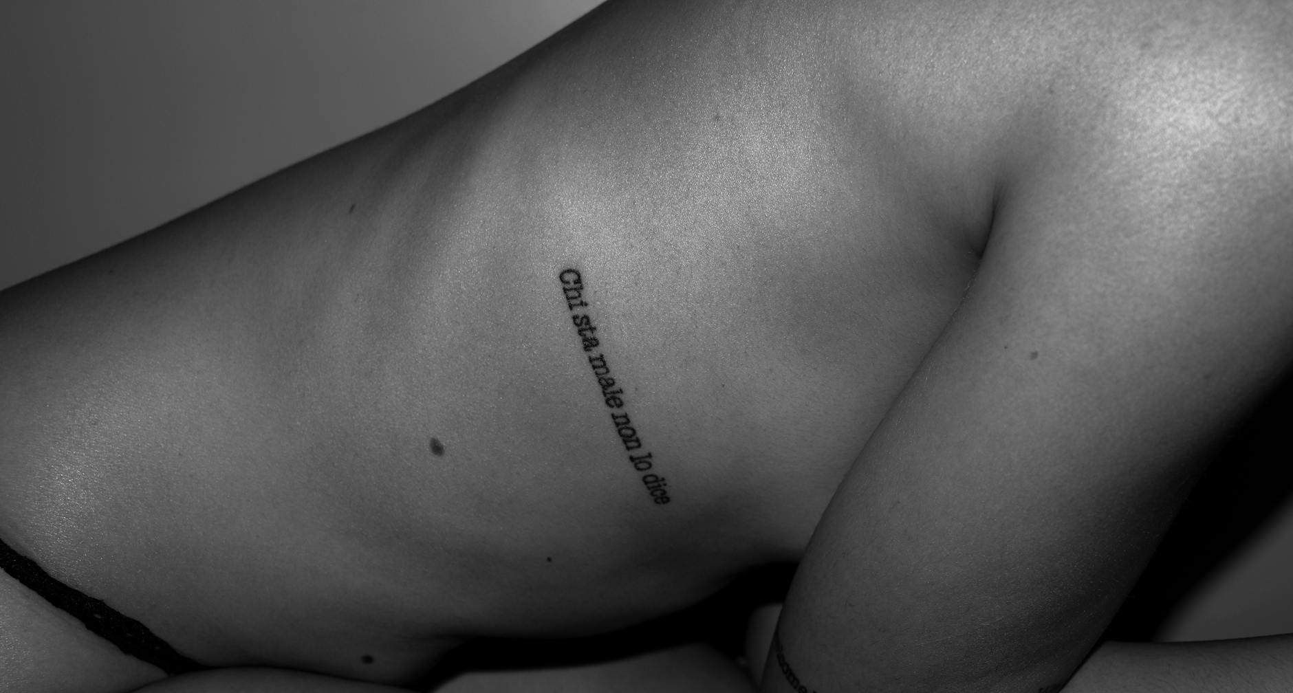 Idées de phrase sur la vie pour un tatouage français, entre sobriété et style — design de tatouage citation sur la vie