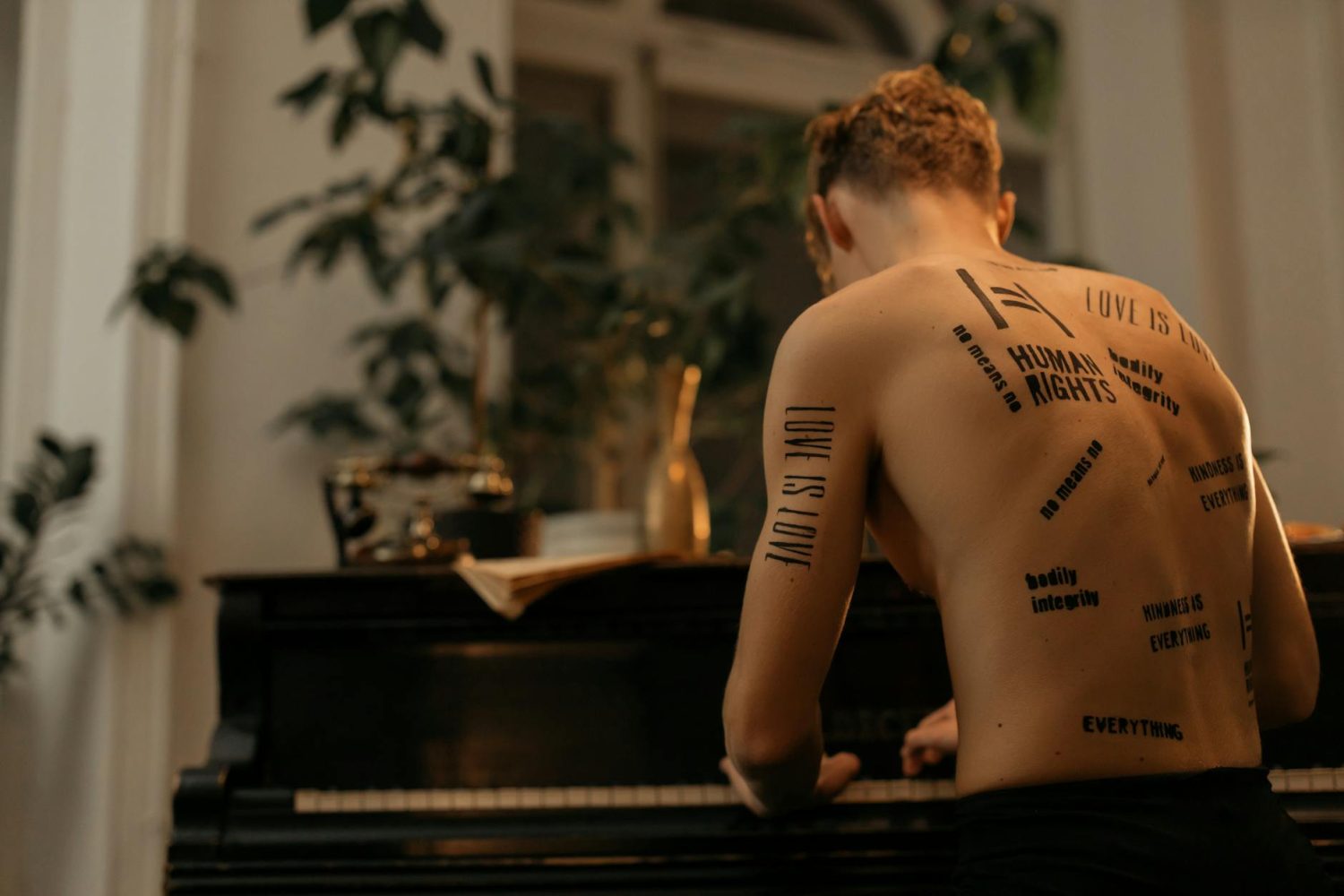 Phrase sur la vie tatouage : idées inspirantes et traductions en français, anglais, espagnol et italien