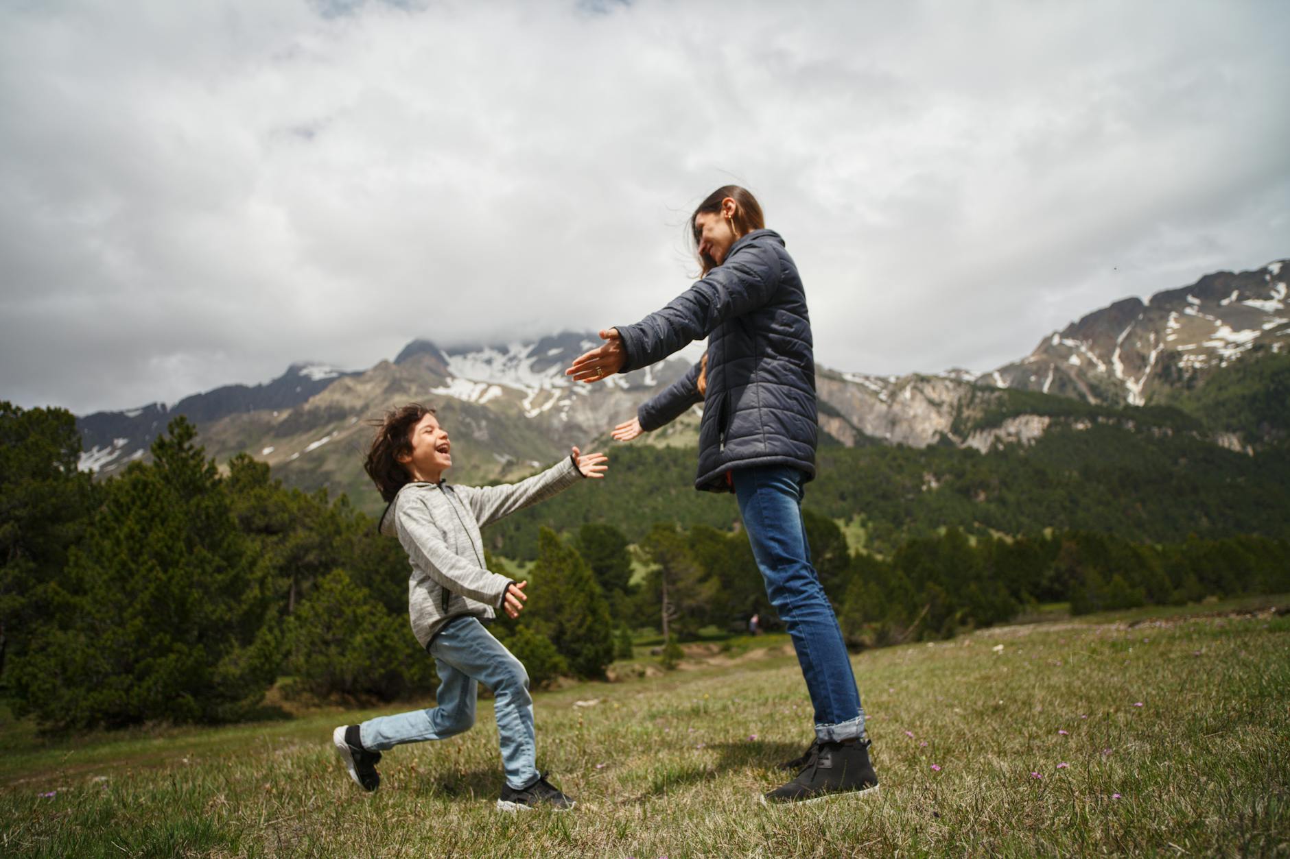 Poème pour maman touchant : pourquoi ces mots marquent autant le cœur — mère et enfant s'enlaçant en extérieur