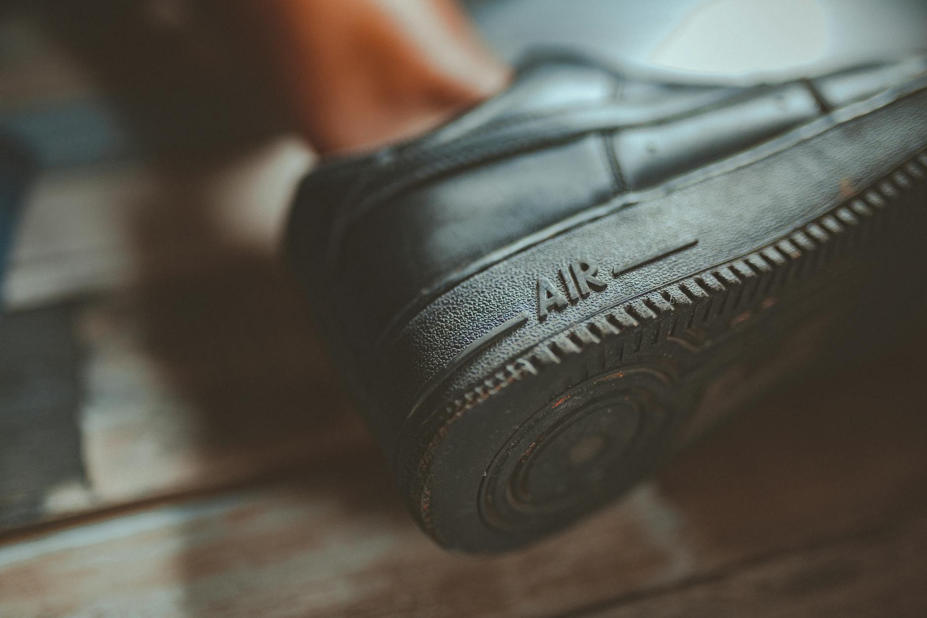Semelle qui couine sur le sol : décoder les causes réelles du bruit — semelle de chaussure qui couine