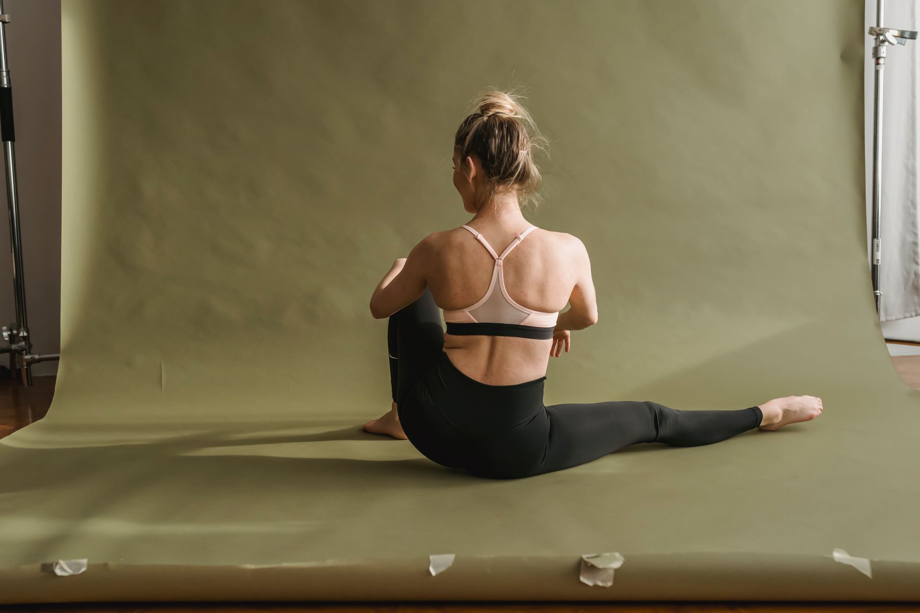 Born Living Yoga avis détaillé sur la qualité des leggings et des matières en situation réelle — femme en legging de yoga dans un studio