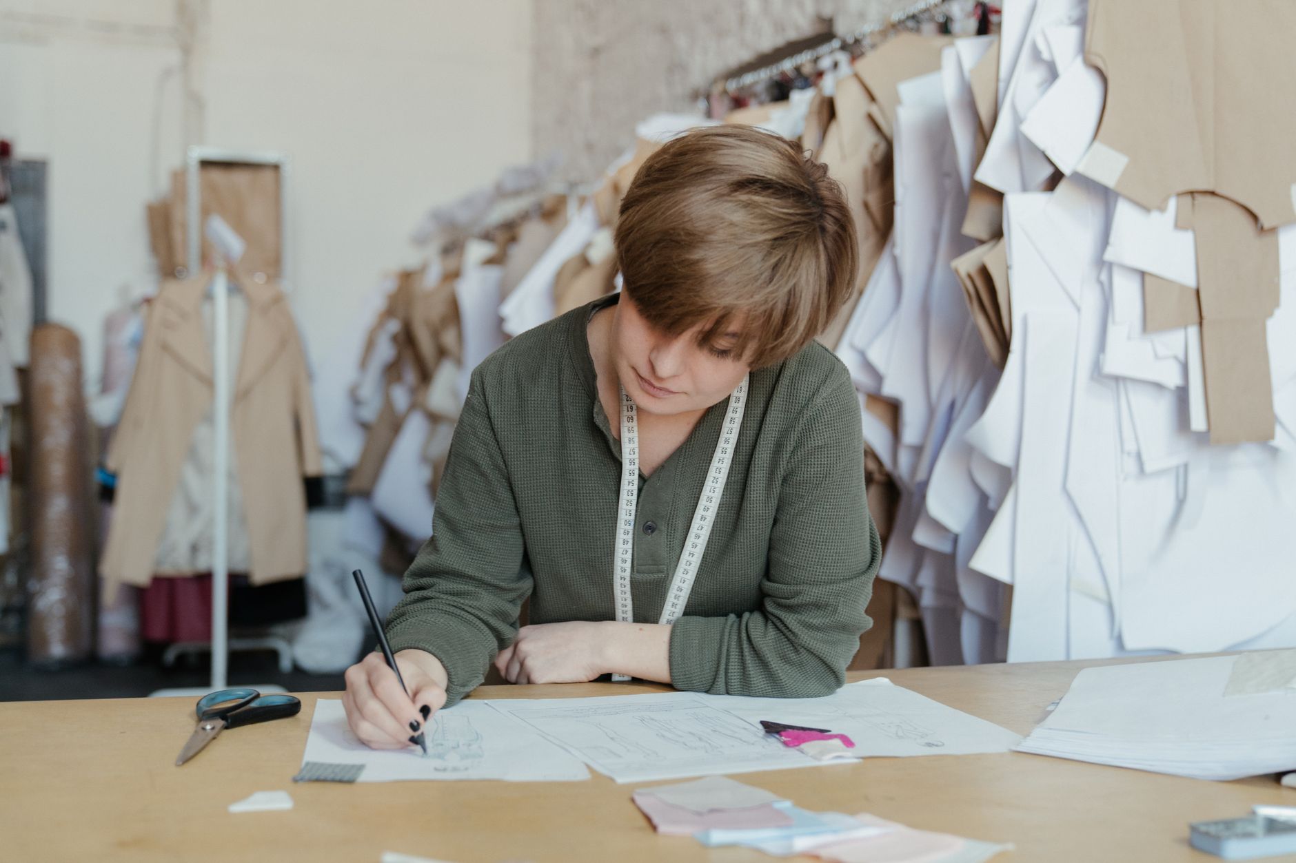 Salaire moyen d’un styliste en France : fourchettes, réalités et écarts cachés — styliste de mode travaillant sur des croquis