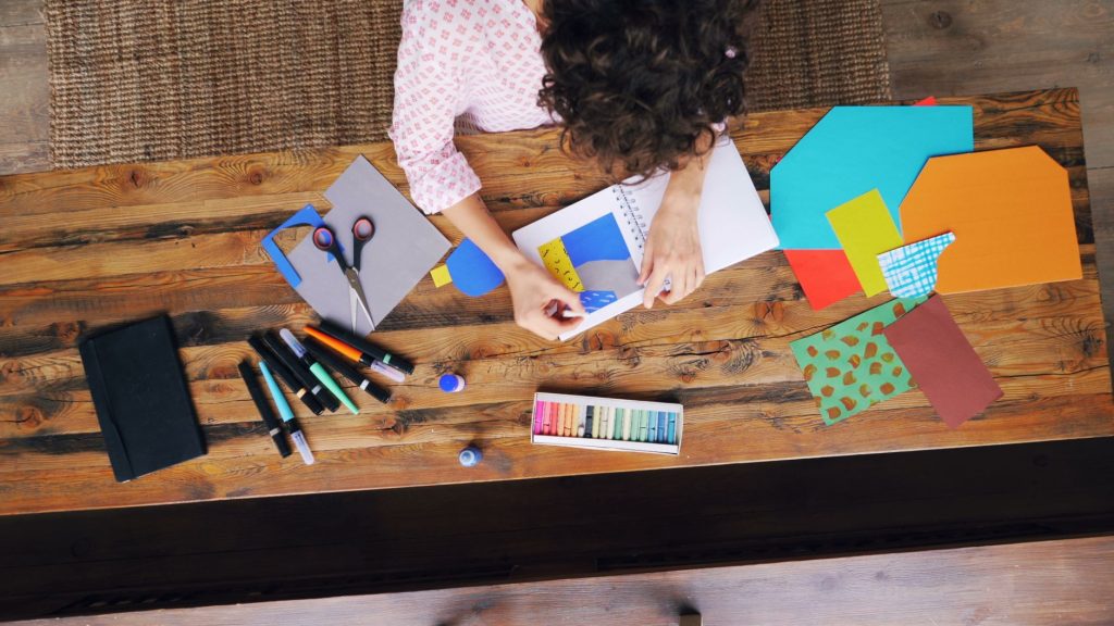 Quel loisir créatif pour adulte — espace de travail fournitures créatives