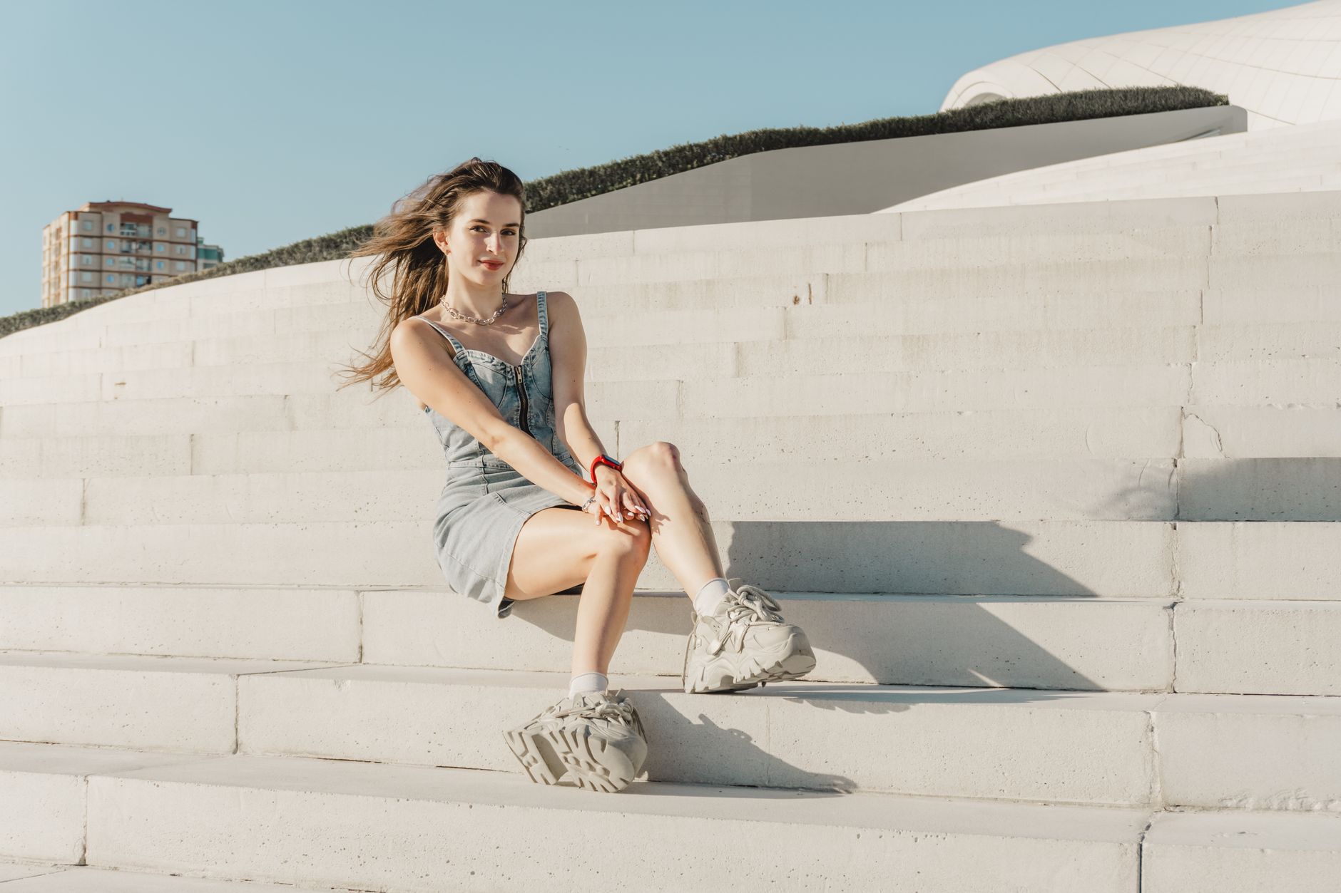 Quelle basket avec robe longue pour un look estival vraiment facile à vivre — femme portant robe longue avec baskets