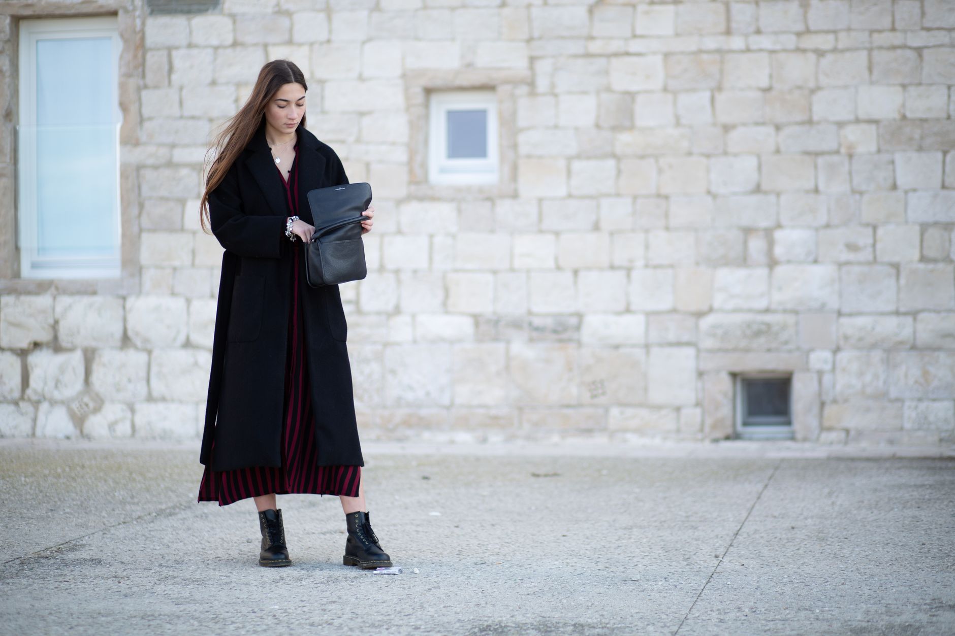 Quelle longueur de manteau avec une robe longue pour un look féminin équilibré — robe longue avec manteau mode
