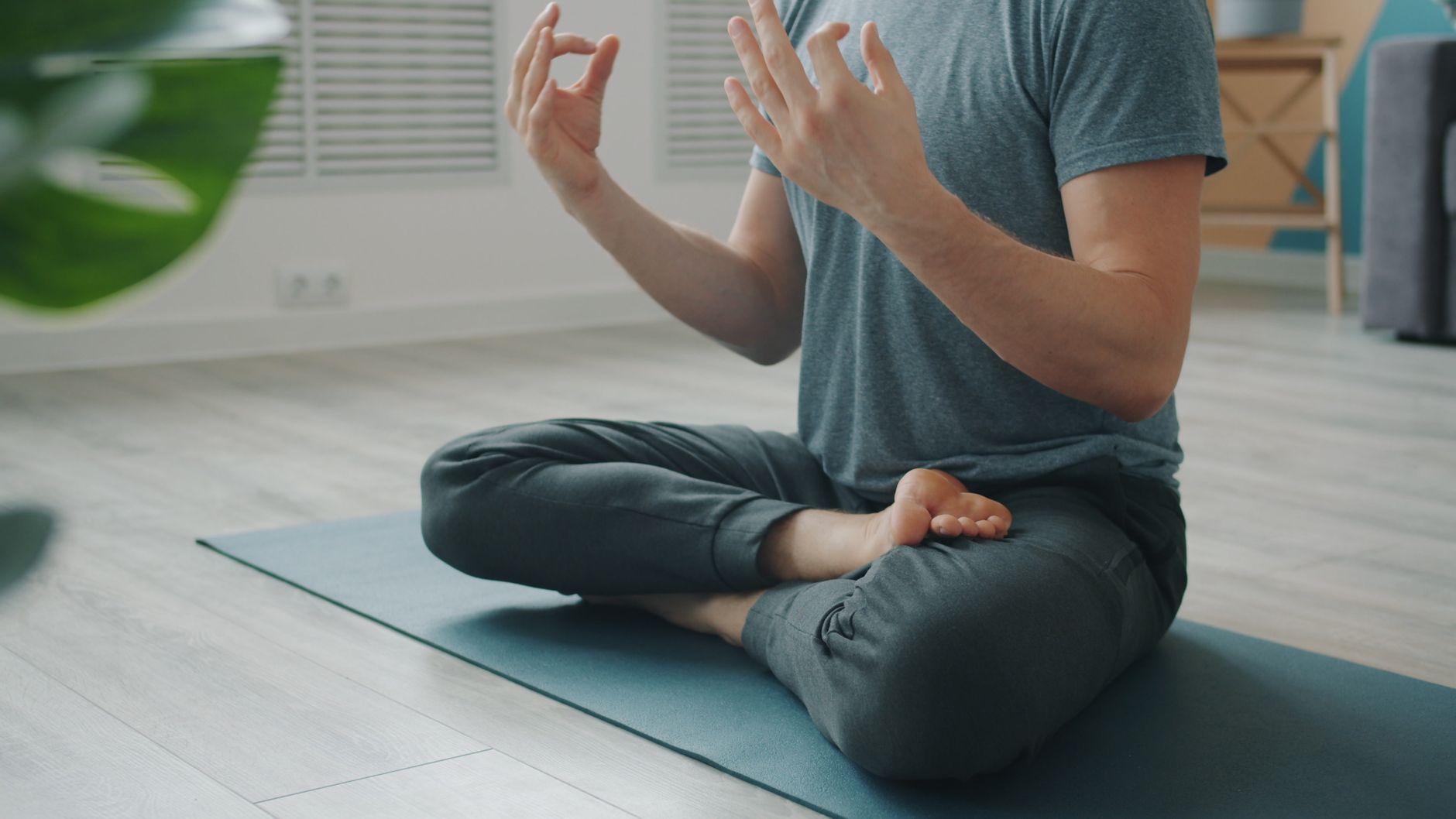 Tenue de yoga et confort : comment trouver des vêtements qui se font oublier — tenue de yoga confortable sur tapis