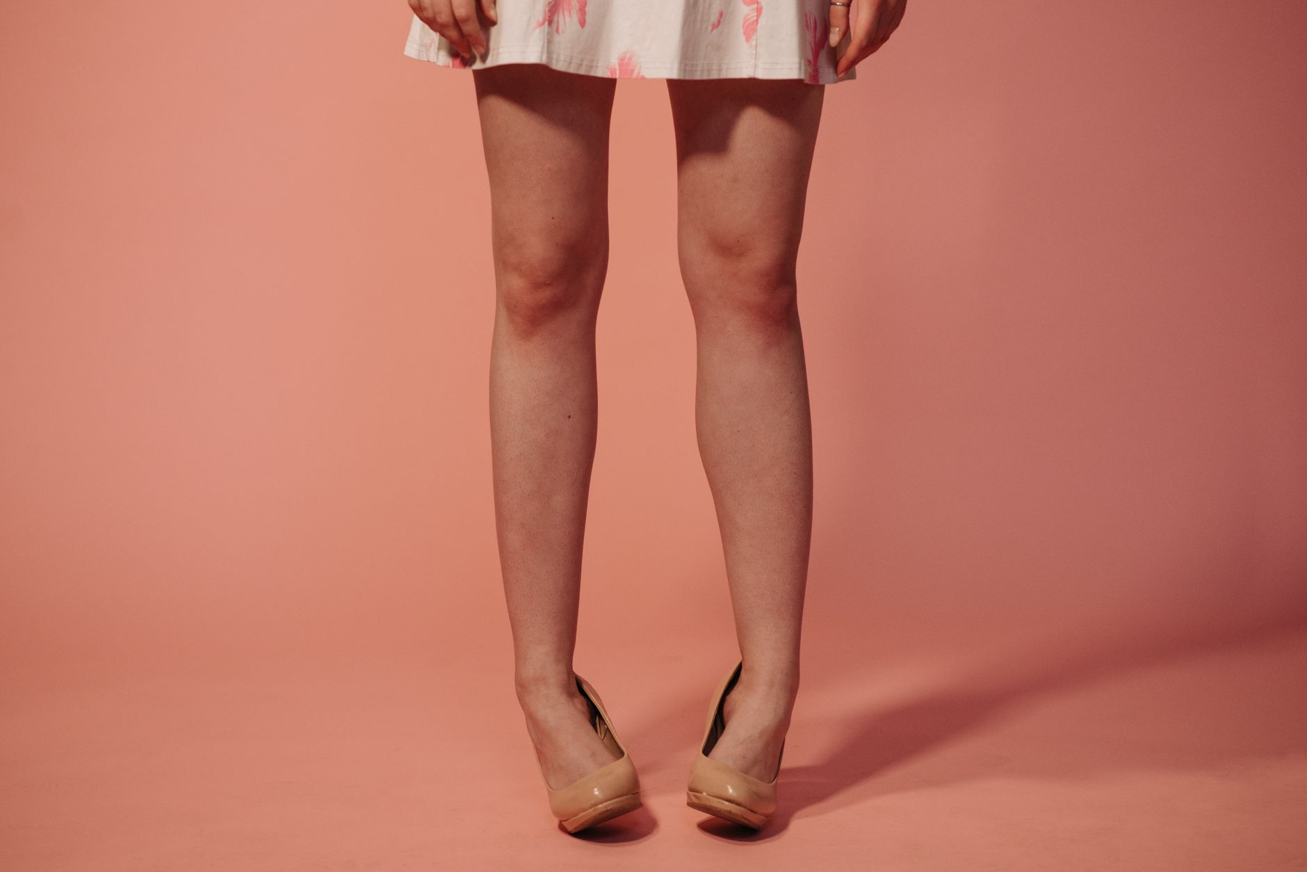 Quelles chaussures associer avec une robe longueur genoux pour un look décontracté mais pointu — robe longueur genoux avec chaussures