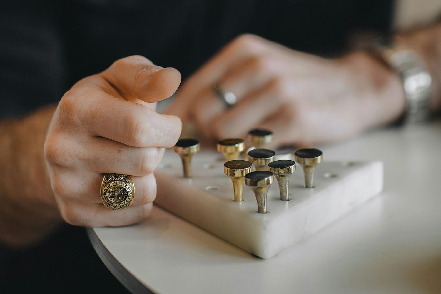 Tendance masculine : comment les bijoux de caractère reprennent le pouvoir