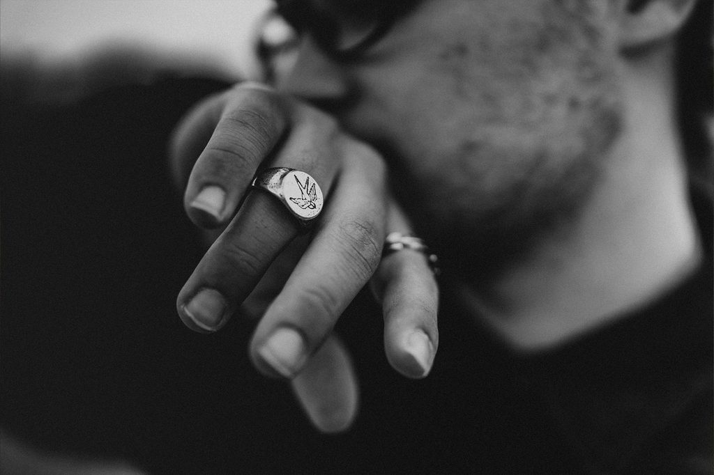 Découvrez comment les bijoux de caractère s'imposent comme la nouvelle tendance masculine, apportant style et audace à votre look.