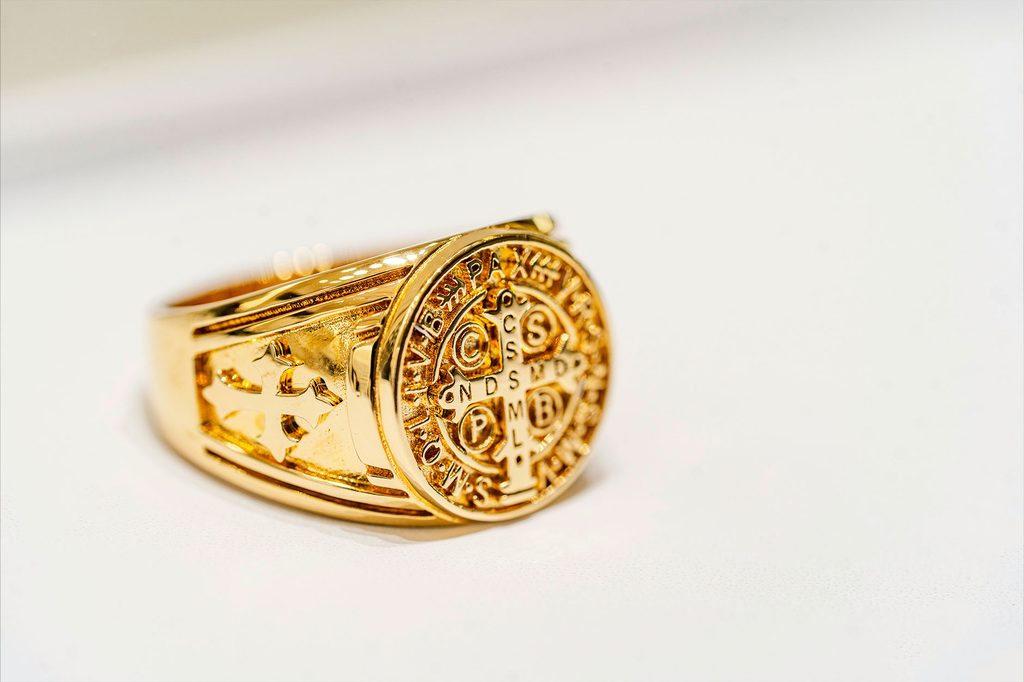 Découvrez comment les bijoux de caractère s'imposent comme la nouvelle tendance masculine, apportant style et audace à votre look.