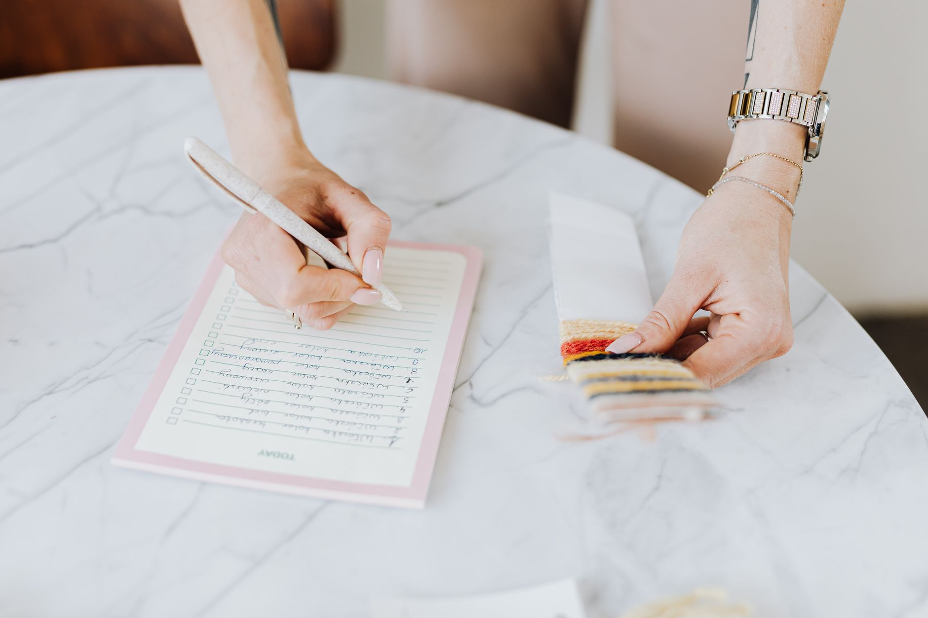 Durée d’organisation d’un mariage : quel délai prévoir selon la date choisie ? — checklist de mariage sur une table