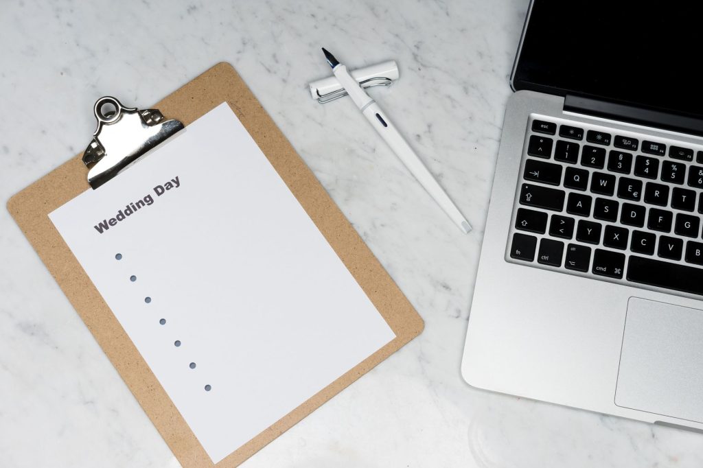 Combien de temps pour organiser — checklist de mariage sur une table
