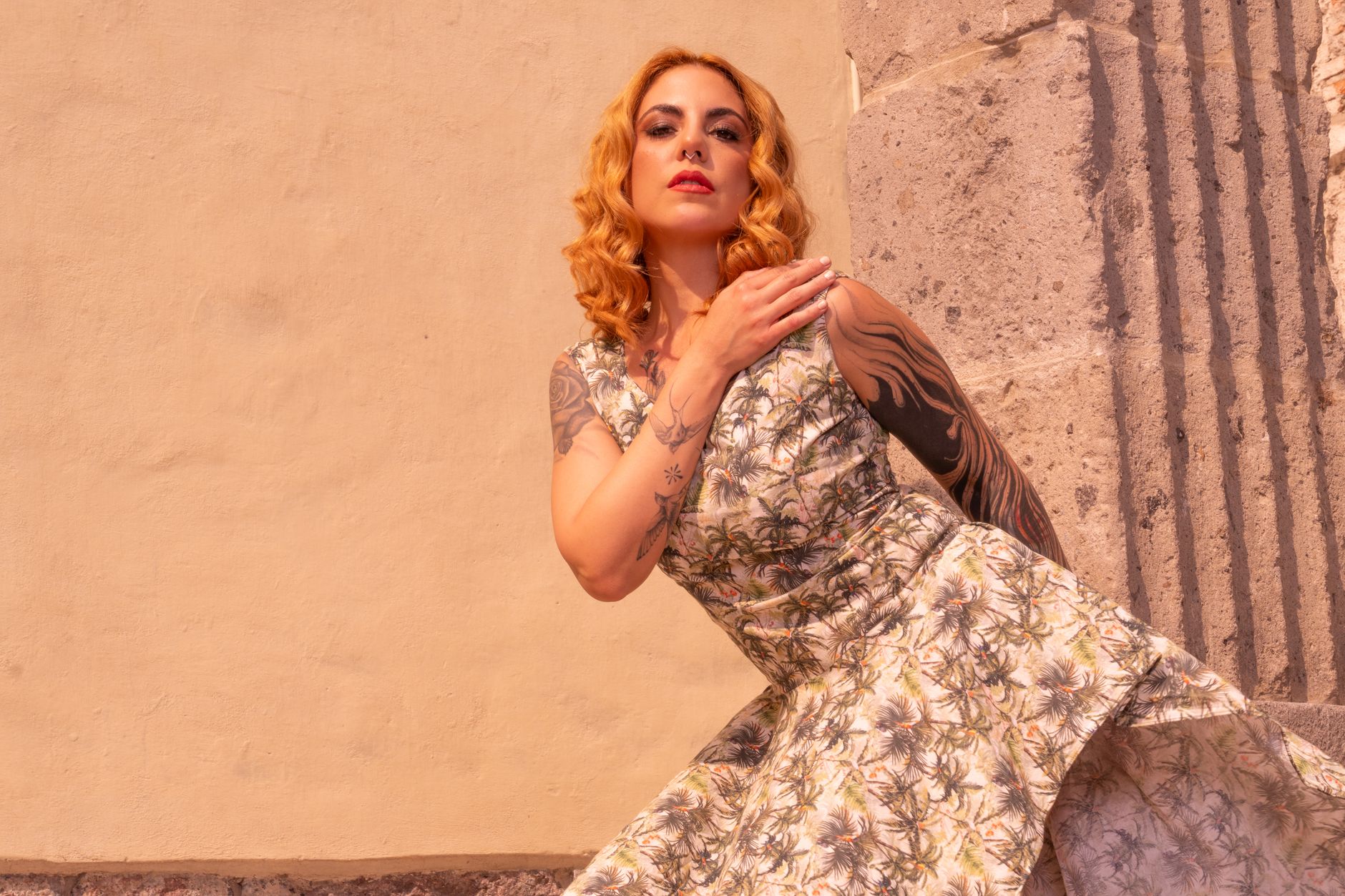 Comment cacher bras et complexes avec une robe sans manche sans perdre en style — femme robe sans manche style élégant