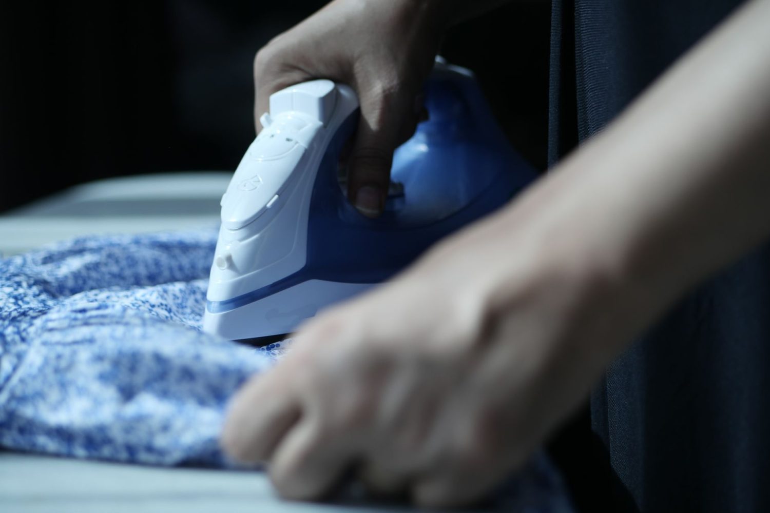 Comment enlever l’électricité statique d’une robe : solutions efficaces selon la matière