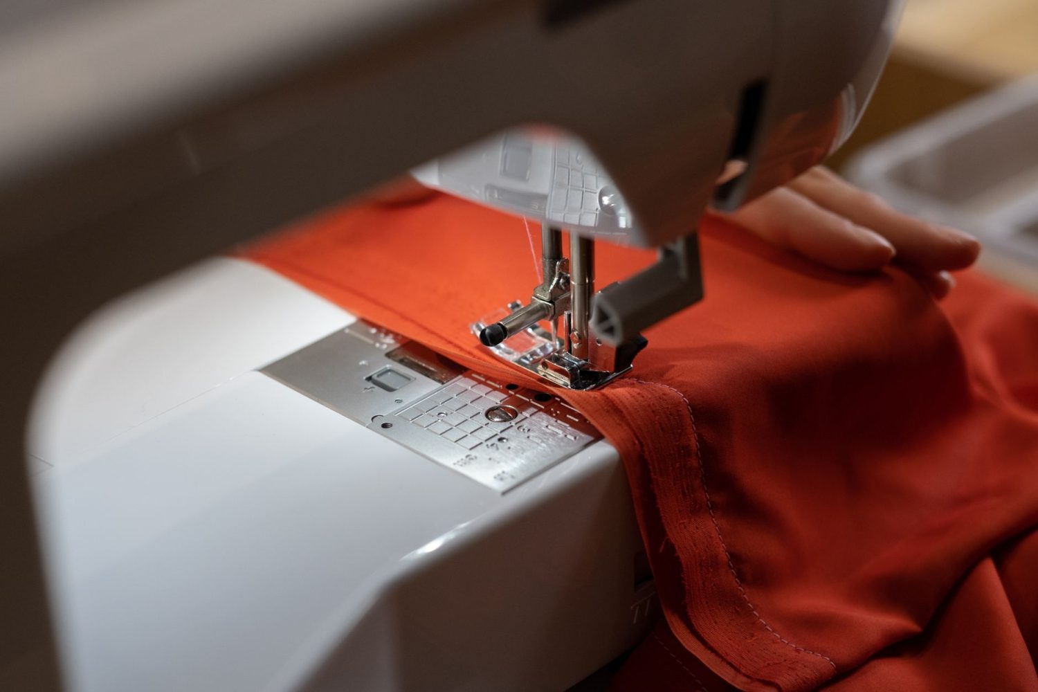 Comment faire un ourlet sur une robe longue : astuces pour tissus fluides, maille et laine