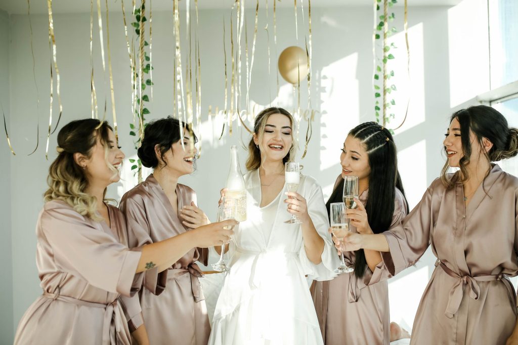Comment organiser un EVJF réussi — fête entre amies enterrement de vie de jeune fille