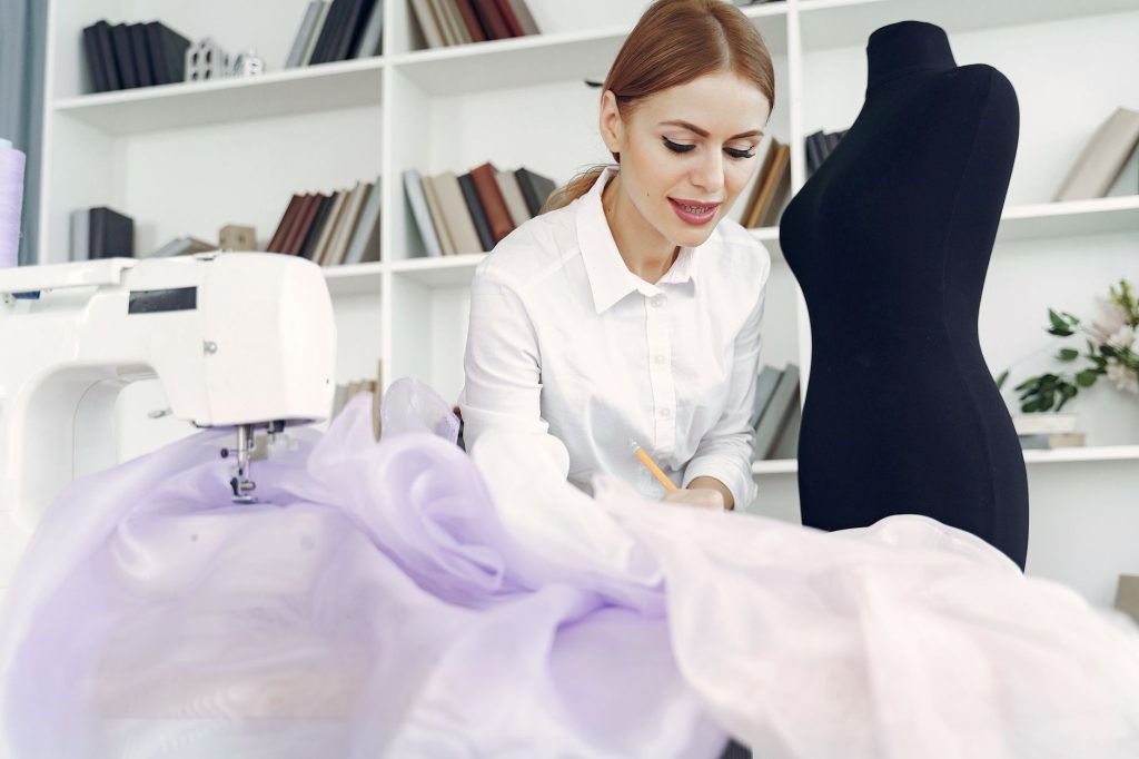 Comment raccourcir une robe longue — femme raccourcissant robe évasée couture