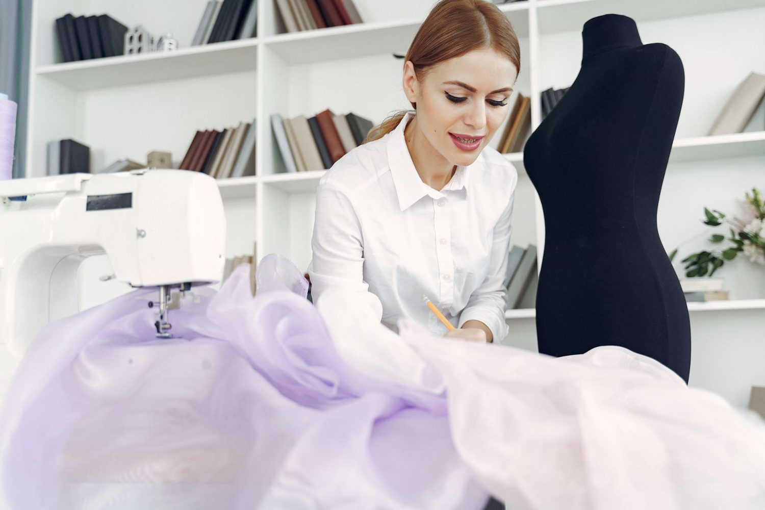 Comment raccourcir une robe longue évasée : étapes simples et astuces couture