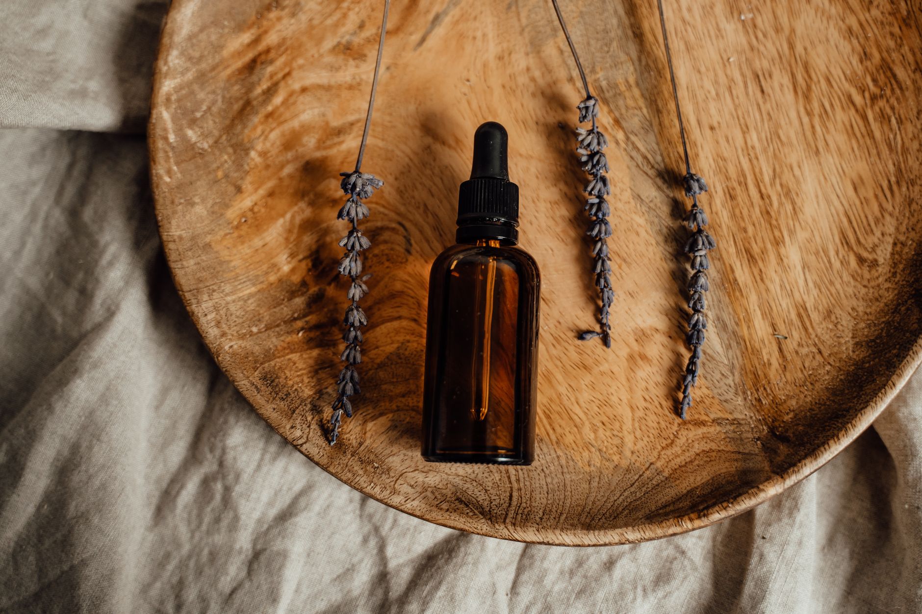 Huile essentielle de néroli : comprendre son origine avant de l’utiliser — bouteille d'huile essentielle de néroli fleurs