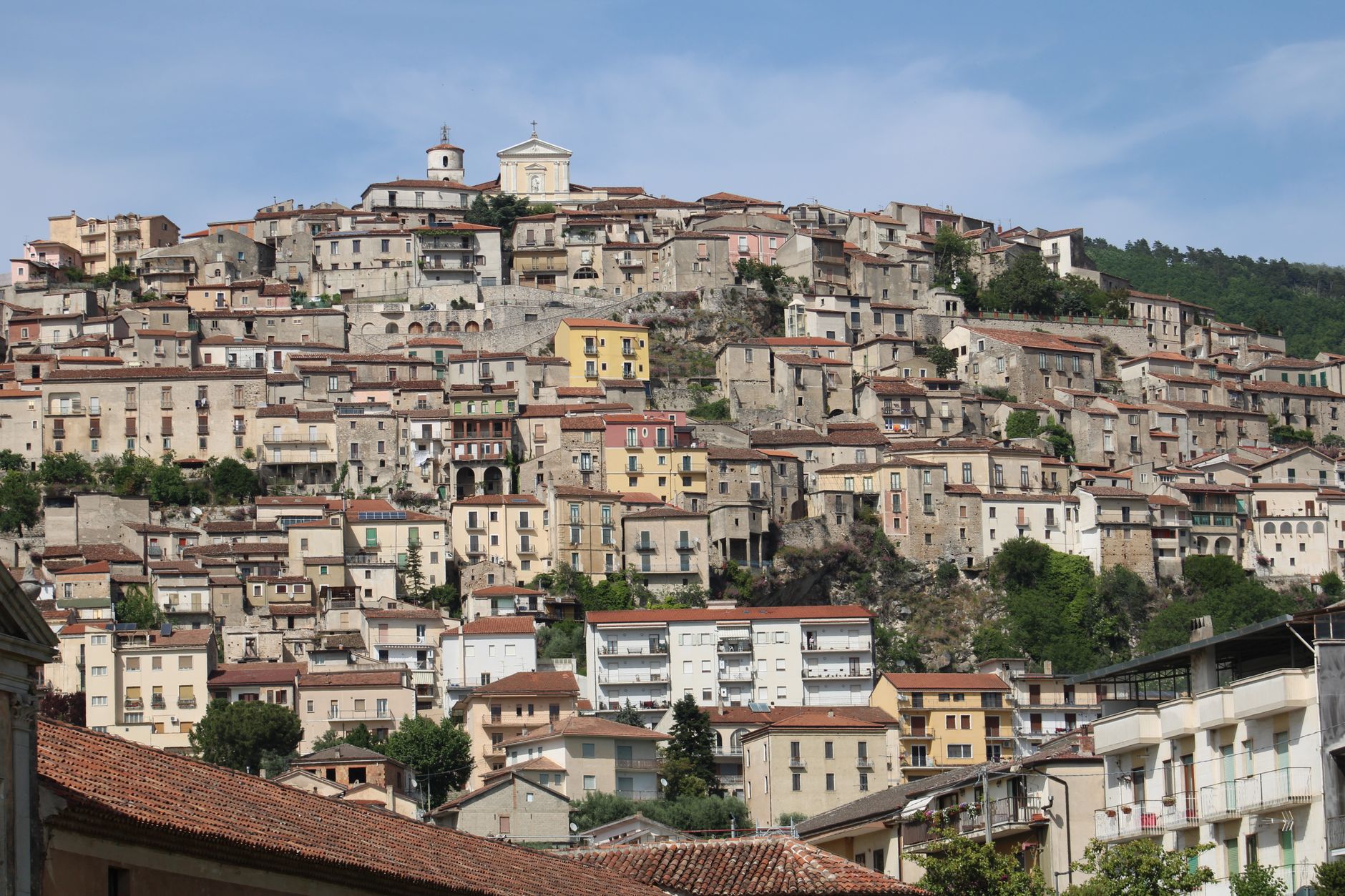 Retraite en Italie et choix des régions : Nord, Centre, Sud, trois scénarios de vie bien distincts — village italien pittoresque à la retraite