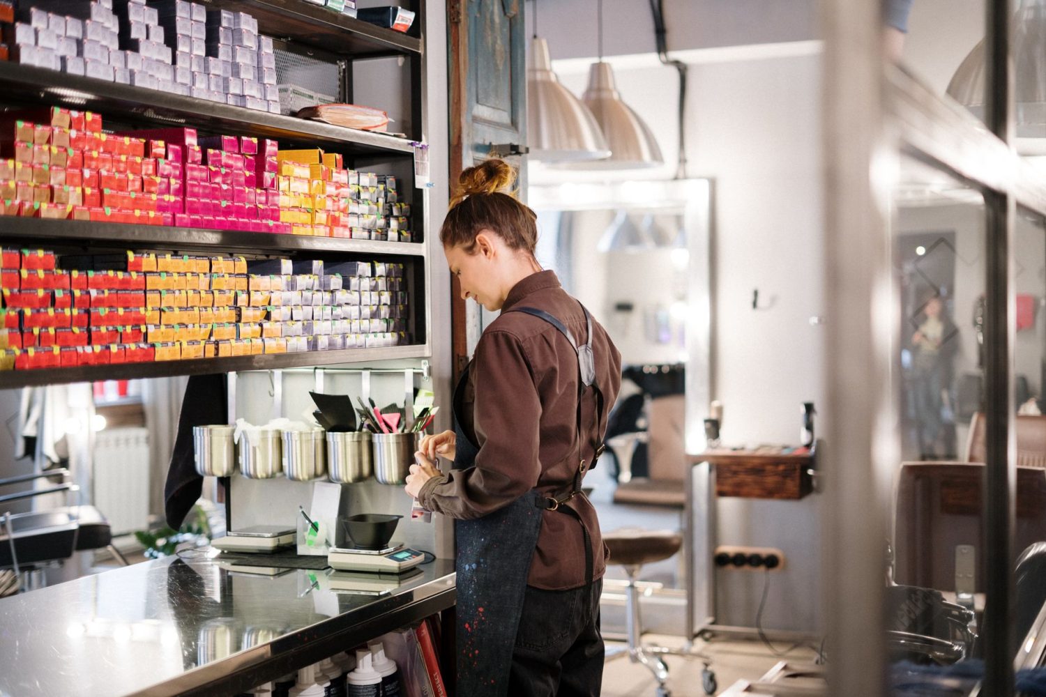 Peut-on ouvrir un salon de coiffure sans diplôme : règles, alternatives et cas particuliers