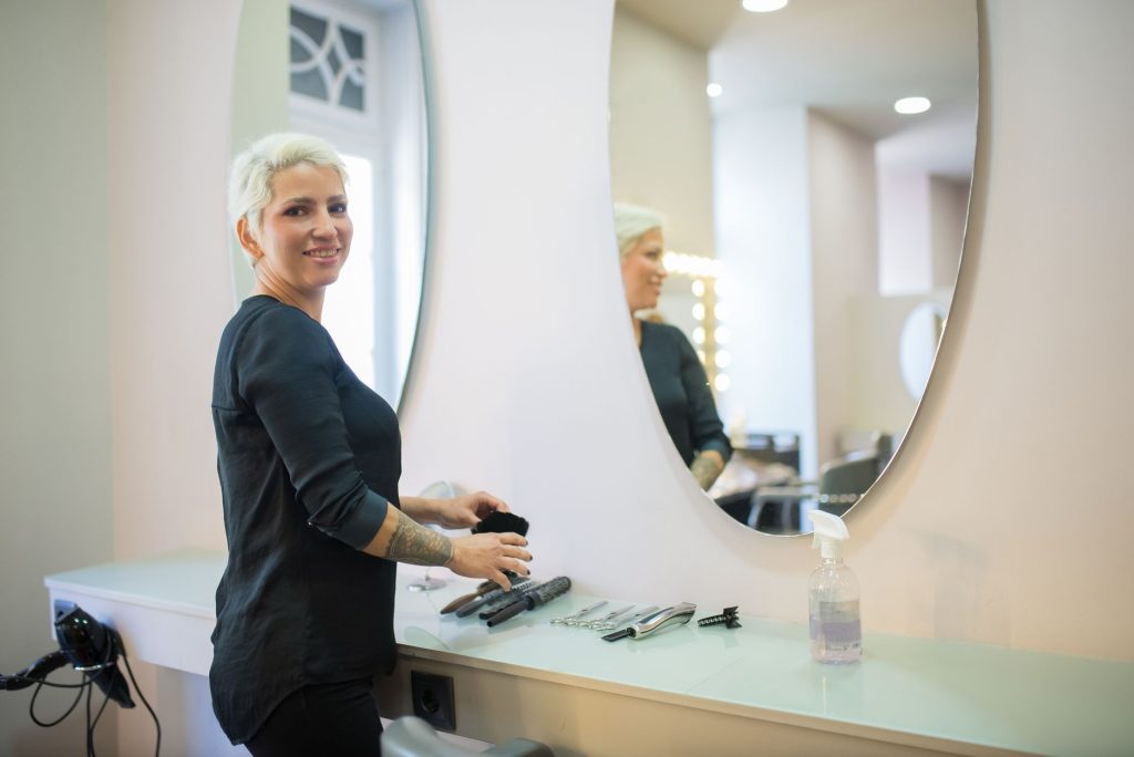 Peut-on ouvrir un salon de — intérieur salon de coiffure avec coiffeur