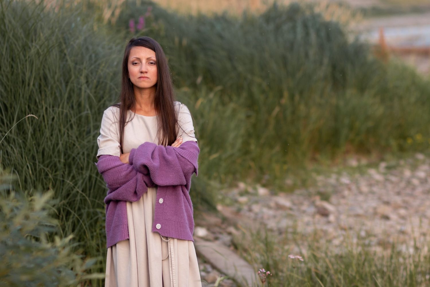 Quel gilet avec une robe longue : idées et conseils selon la couleur et l’occasion