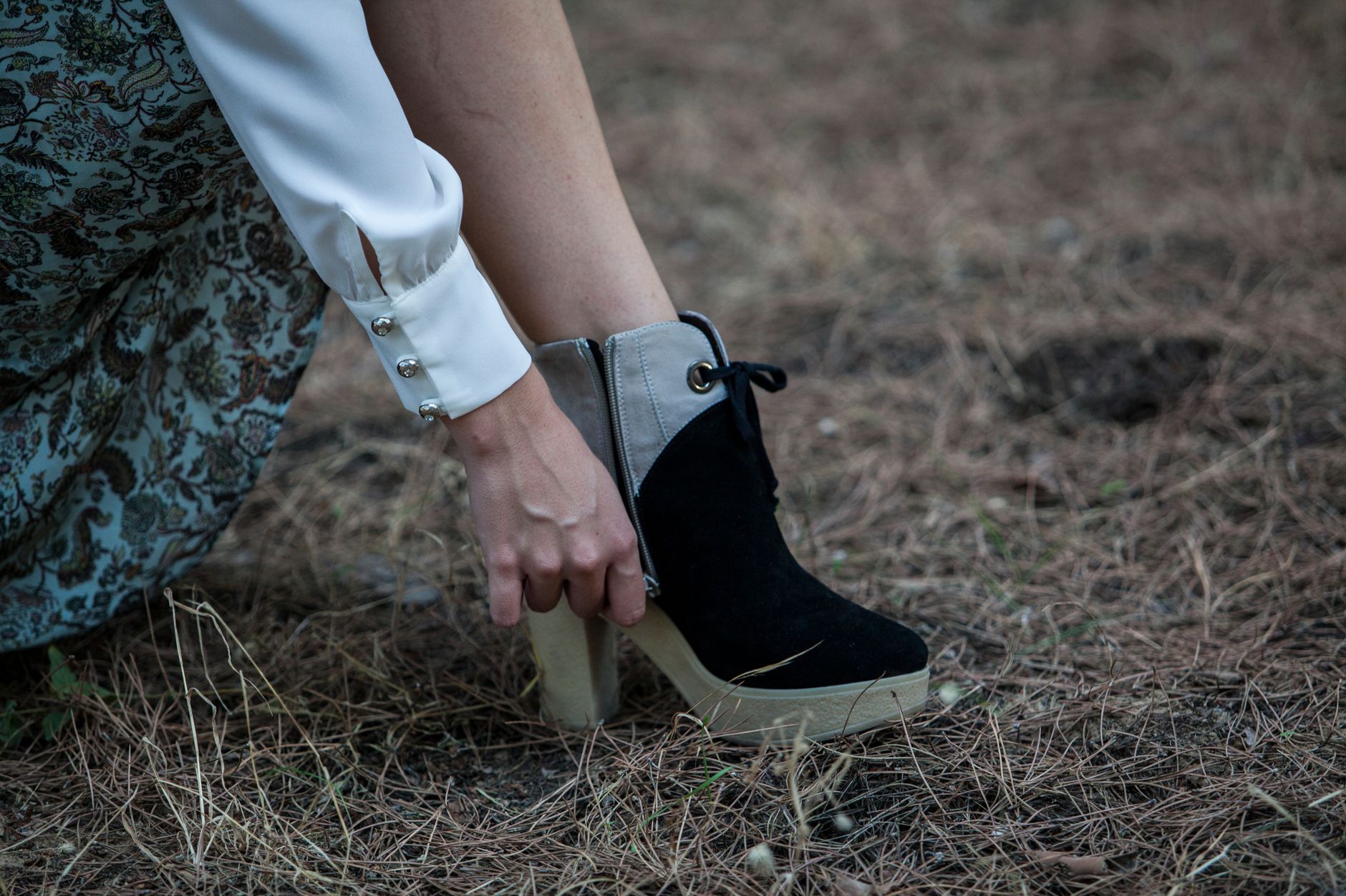 Quelle bottine avec une robe selon la longueur : courte, midi ou longue — femme portant robe et bottines