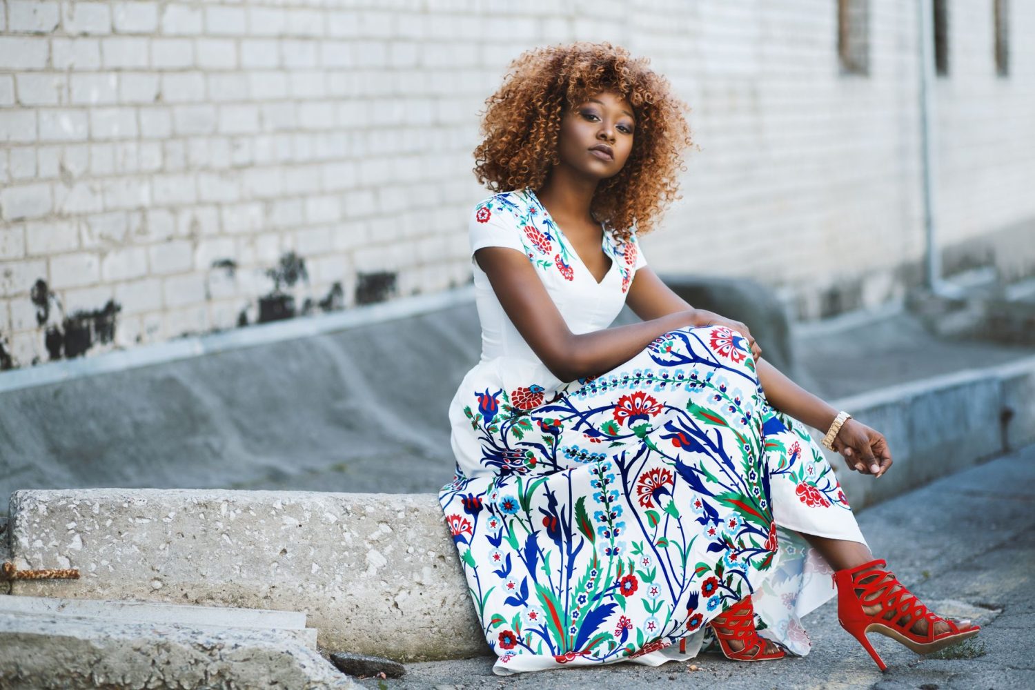 Quelle chaussure avec une robe longue fleurie : conseils pour chaque saison