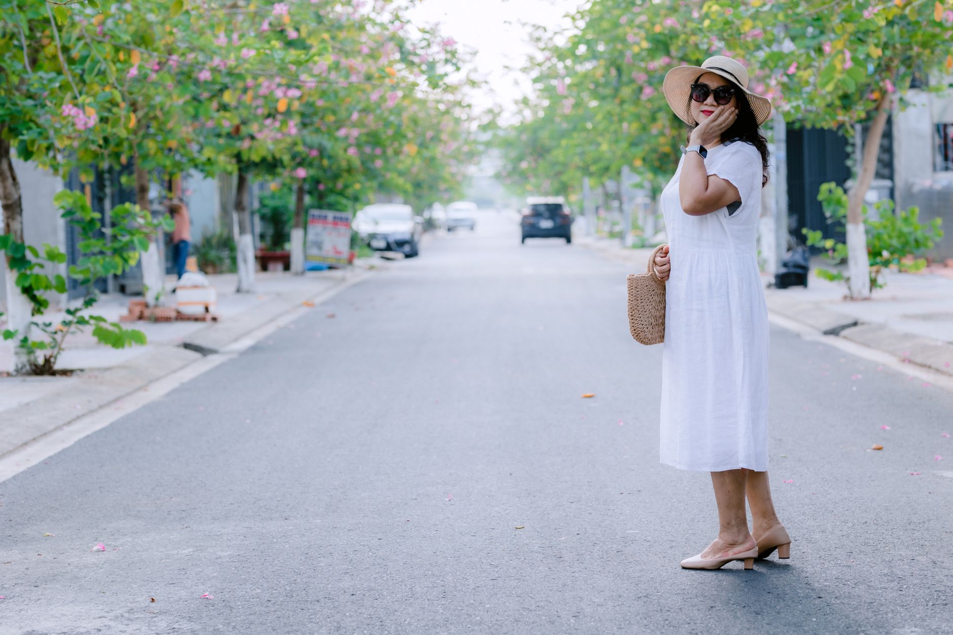 Quelle chaussure avec une robe mi-longue au quotidien : confort, silhouette et style — femme portant robe mi-longue avec chaussures