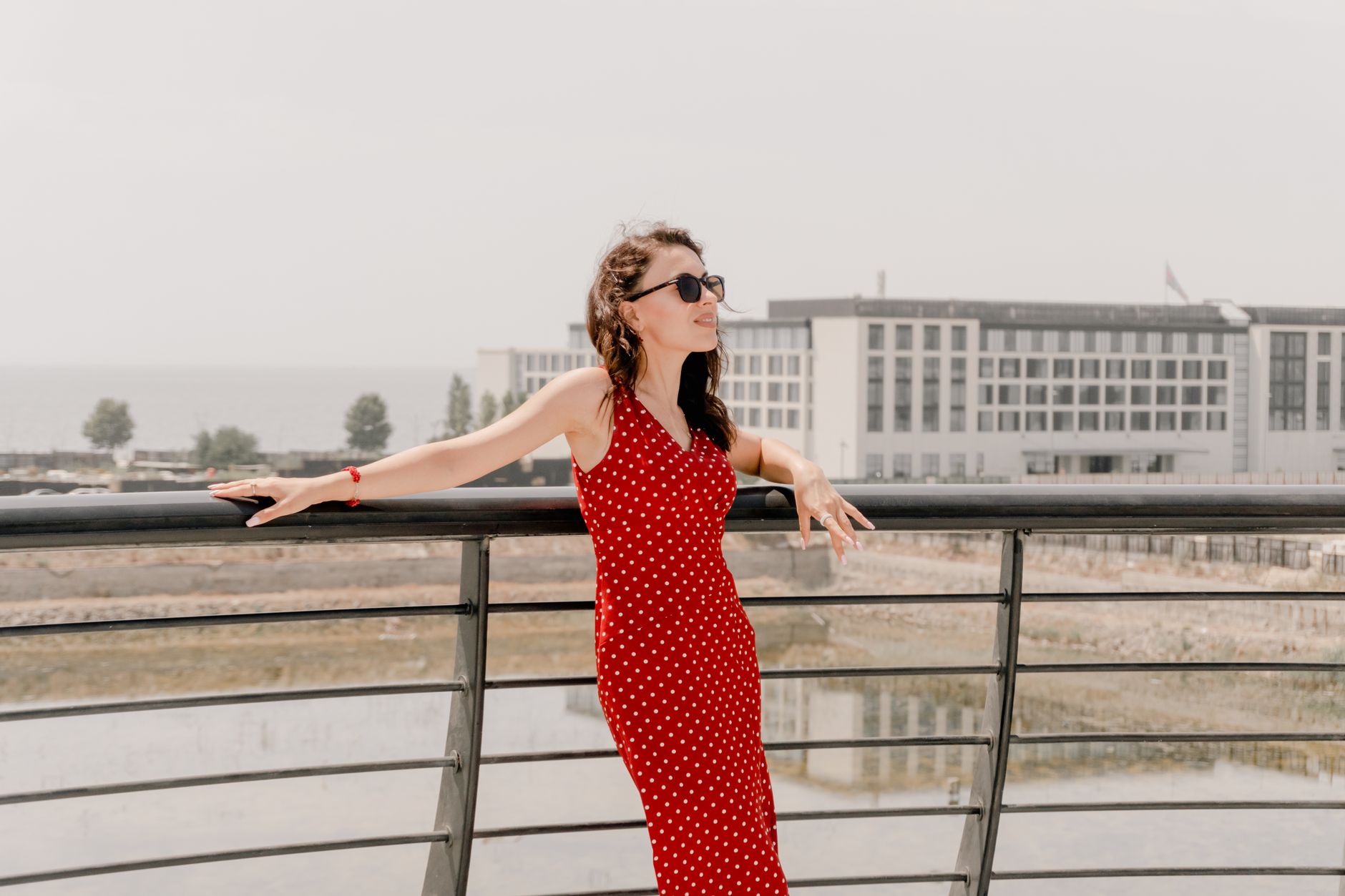Comprendre ses volumes : où se situe vraiment le ventre et comment le robe peut l’équilibrer — femme portant une robe flatteuse dehors