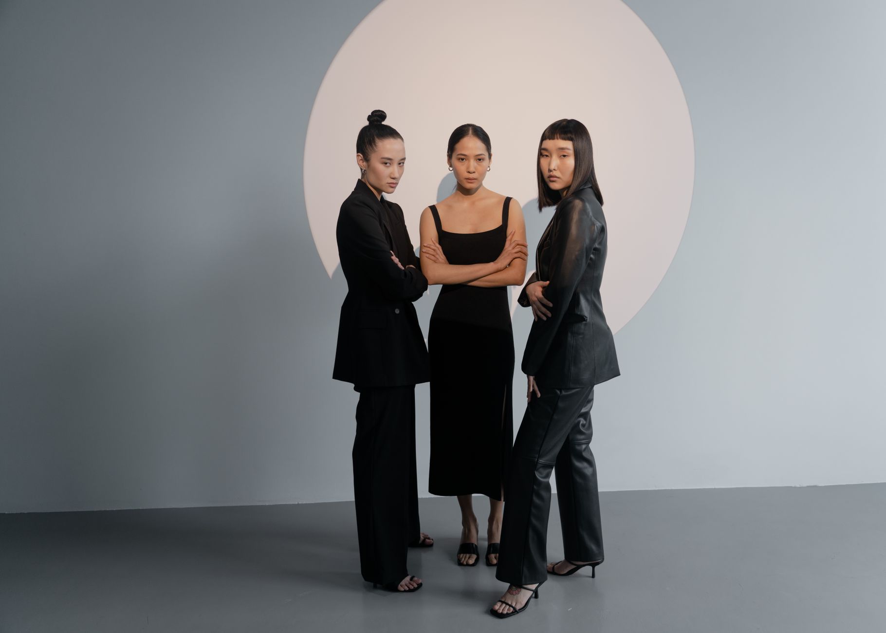 Blazer et robe noire : l’association la plus sûre quand on hésite sur la veste — robe noire avec blazer